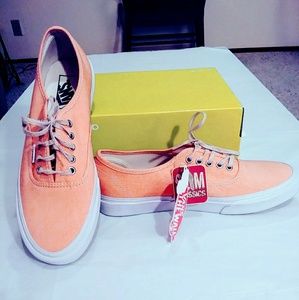 NWT Vans Fits Men or Women